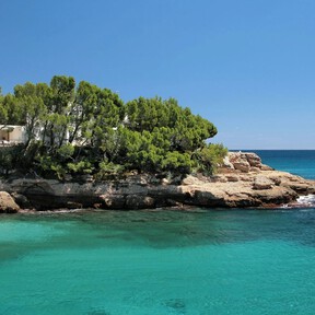 El pueblo pesquero perfecto para una escapada: playas de arena fina, un marisco exquisito y decenas de calas en el Mediterráneo