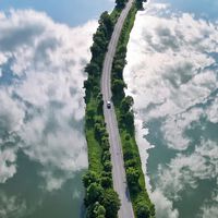 A impressionante estrada sob as nuvens na China cria uma perfeita ilusão visual de carros voadores
