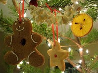 Adornos comestibles para el árbol de Navidad: galletas, naranjas y palomitas 