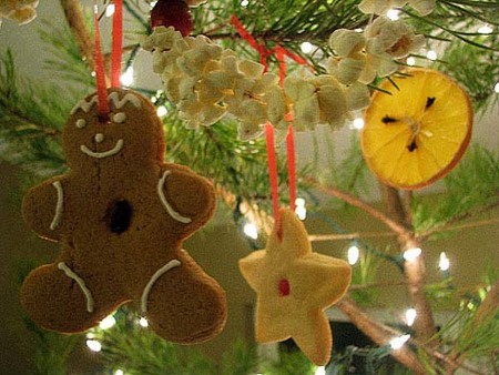 Adornos comestibles para el árbol de Navidad: galletas, naranjas y palomitas