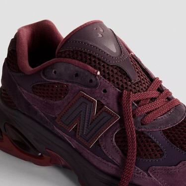 Estas nuevas zapatillas color vino de New Balance son tan elegantes que no podemos esperar a comprarlas para llevarlas en la cena de Navidad 