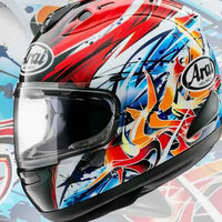 De meme de MotoGP a casco súper ventas en Japón. Un perro surfeando se ha convertido en lo más codiciado de Arai 