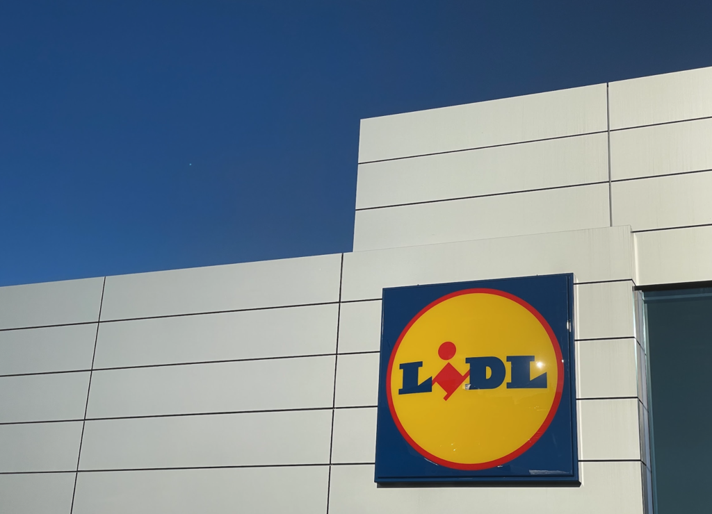 Sin obras ni instalaciones complejas: esta es la solución barata de Lidl para tener sombra en la terraza o jardín 