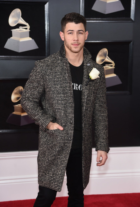 Nick Jonas lleva su colaboración con John Varvatos a la alfombra roja de los premios Grammy