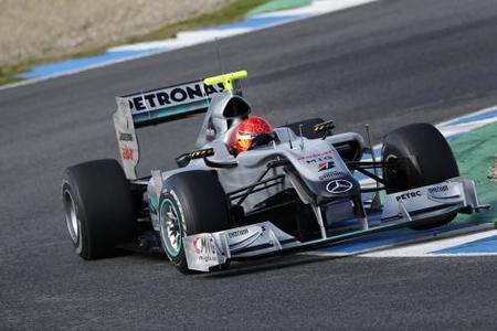 Michael Schumacher cree que Mercedes GP podrá luchar por el título