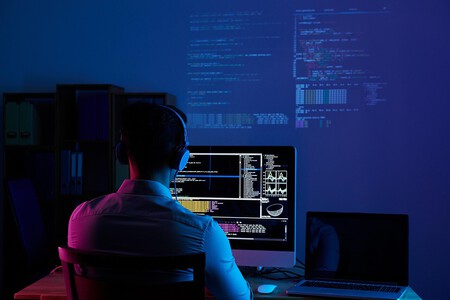 Homem programando no computador