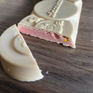 Este turrón de Lacasitos y gominolas es todo exceso, pero lo hemos probado y sabe a una infancia perdida