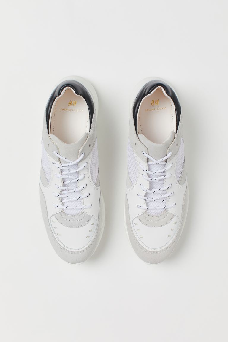 Zapatillas deportivas de piel con detalles de ante y malla. Collarín y lengüeta acolchados, y cordones. Forro y plantillas de piel. Suela gruesa con diseño.