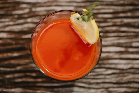 ¿Por qué es necesario tomar jugo de tomate en la mañana?