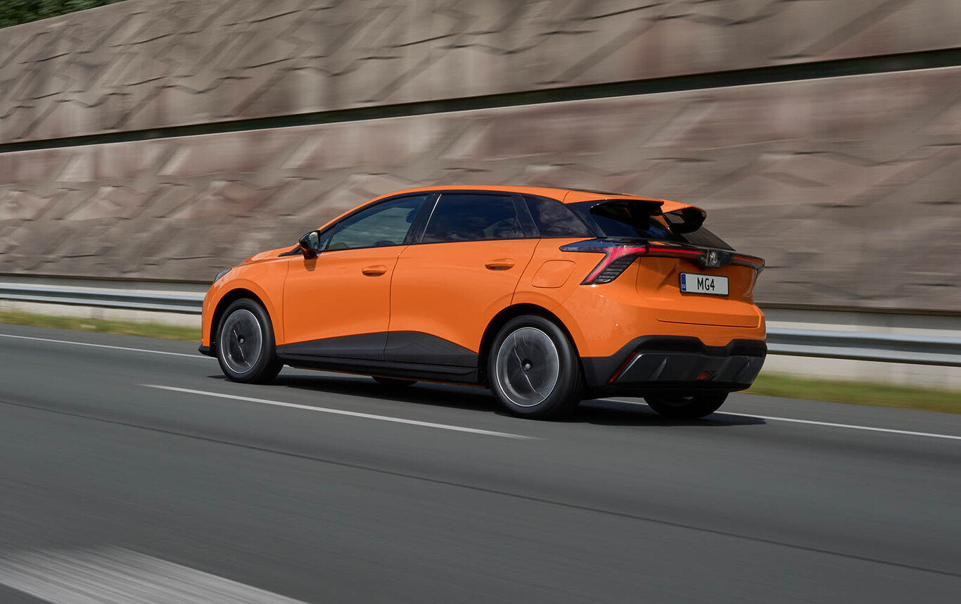 El MG 4 es 10.000 euros más barato que un coche eléctrico europeo. Y así lo consigue