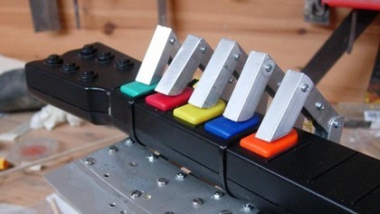 Guitar Heronoid, un robot que toca la guitarra