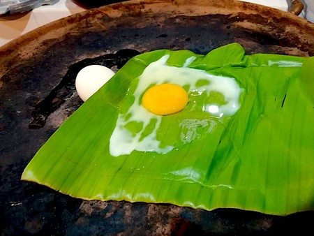 Huevos al vapor en hoja de plátano con salsa de chile chipotle. Receta fácil para el desayuno