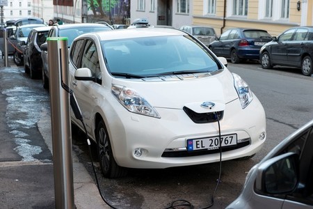 Nissan LEAF cargando