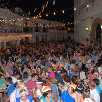 Este pueblo de la Alpujarra granadina celebra la Nochevieja en pleno agosto, con jerséis y polvorones 
