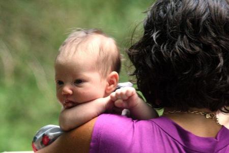 Falta de apego con la madre en la infancia, mayor riesgo de obesidad en la adolescencia