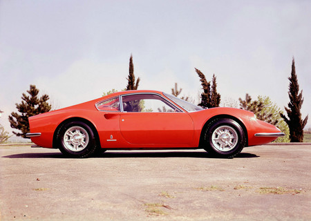 El Ferrari Dino moderno, cada vez más lejos de hacerse realidad