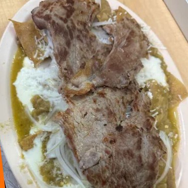 Está a unos pasos del Zócalo de CDMX y pese a que es una panadería, la gente la ama por sus chilaquiles por menos de 100 pesos
