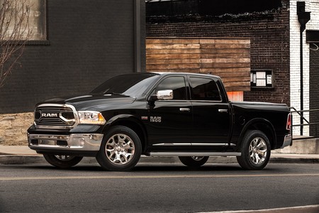 ¡Pick-oops! RAM pone emblemas Hemi por error en camionetas con motor V6