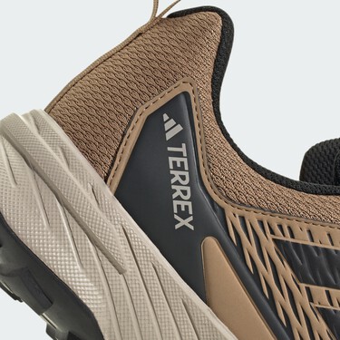 Adidas tiene las zapatillas todo terreno que llevarás en tus looks: son del color del año de Pantone y están por agotarse 