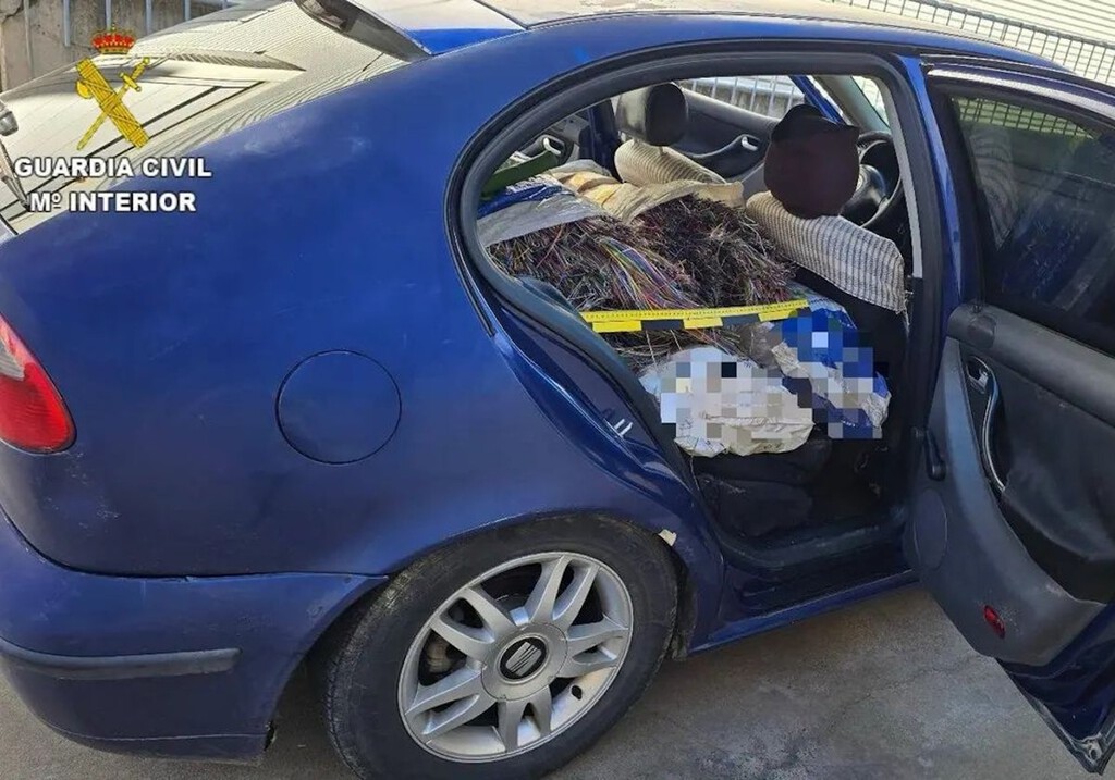 Un conductor ha sido detenido por sobrecargar su Seat León con 700 kg. La multa de tráfico es el menor de sus problemas 