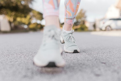 El método japonés que te ayuda a perder grasa con sólo caminar: sólo necesitas 30 minutos diarios y los expertos lo recomiendan