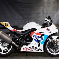 Coge un babero antes de ver  la Suzuki GSX-R1000 Schwantz Replica: 25 unidades de homenaje sublime