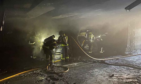 Dos bomberos apagan dos coches eléctricos en un párking público de Madrid