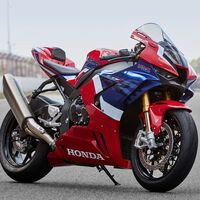 ¡Revolución! Honda va a convertir su CBR1000RR en la anti Ducati Panigale. Le van a meter un motor V4, y la seguirás viendo por la calle 