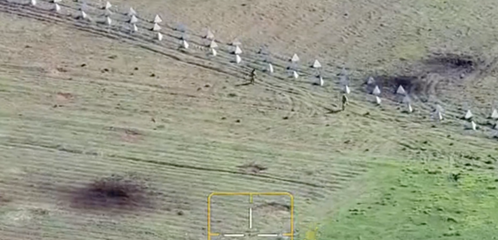 Ucrania ha probado si Rusia cumplía el alto el fuego con una ilusión óptica a campo abierto. El vídeo es autoexplicativo