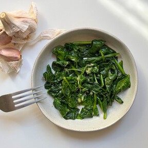 Espinacas salteadas con ajo, una guarnición universal que combina con todo
