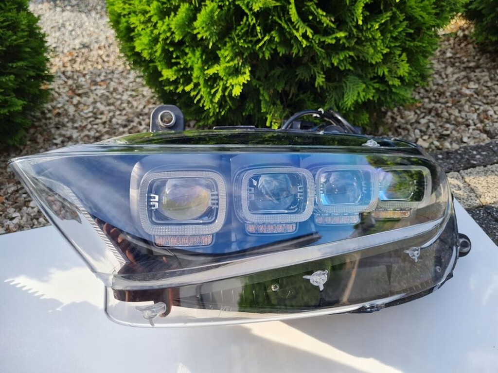 Este faro cuesta tanto como un Porsche 911: no es ninguna broma, es el faro de un Bugatti Chiron