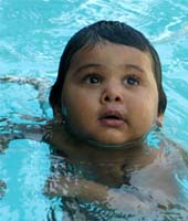 Un bebé indio se puede convertir en un récord Guinness por recorrer cuatro metros bajo el agua