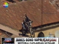 James Bond se empotra contra un escaparate, durante el rodaje de su última película 