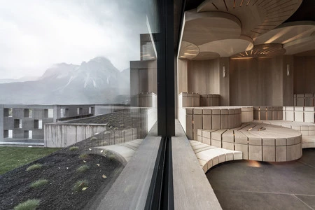 Teatral y singular así es este sorprendente spa en Los Alpes que rompe las reglas convencionales de estos espacios