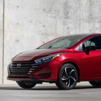 El Nissan Versa 2025 ya tiene precio en México: así quedan el equipamiento y versiones del auto más vendido del país