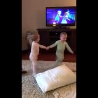 El adorable y divertido vídeo de un par de gemelas actuando su escena favorita de Frozen
