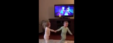 El adorable y divertido vídeo de un par de gemelas actuando su escena favorita de Frozen
