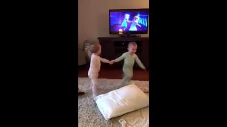 El adorable y divertido vídeo de un par de gemelas actuando su escena favorita de Frozen