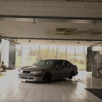 El peligro de las redes sociales: este concesionario Saab abandonado era una cápsula del tiempo, se hizo viral y ahora es una ruina