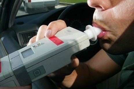 Sí, es posible (pero poco probable) dar positivo al alcoholímetro por culpa del enjuague bucal