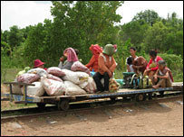 Trenes de bambú hechos a mano en Camboya