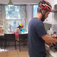 El bebé necesita llevar un casco, y en muestra de solidaridad, toda su familia también