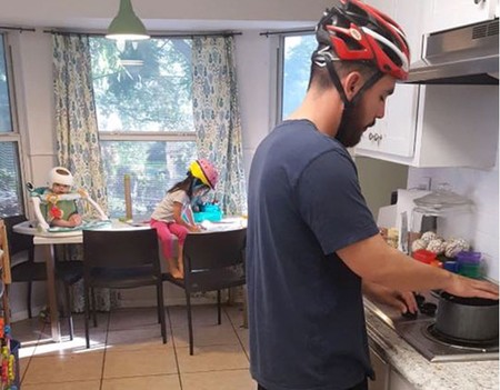 El bebé necesita llevar un casco, y en muestra de solidaridad, toda su familia también