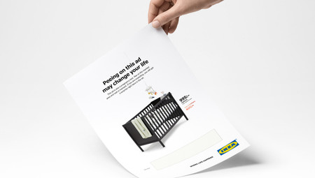 El folleto que también es test de embarazo: Ikea te hace descuento en una cuna si orinas en este anuncio y resulta que esperas un bebé