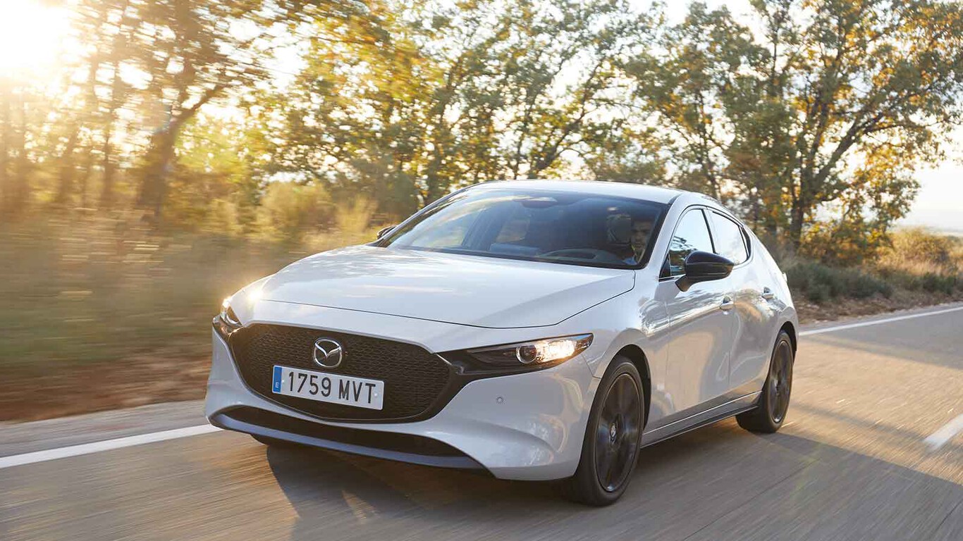 Probamos el Mazda3 más barato: un coche de gasolina con etiqueta ECO que se disfruta metiendo marchas con la palanca de toda la vida