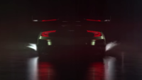 Aston Martin muestra un poco del Vulcan que saca fuego por los escapes 