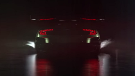 Aston Martin muestra un poco del Vulcan que saca fuego por los escapes 
