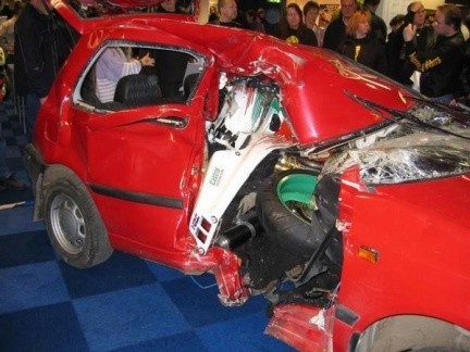 ¿Que pasa con un coche cuando le da una moto a 250 Km/h?