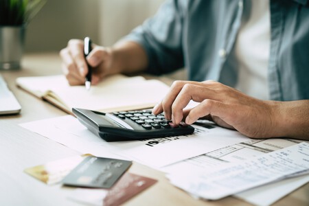 pessoa fazendo cálculos