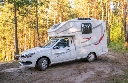 Y esta es la autocaravana low cost por excelencia: concebida sobre un Lada Granta, parte de los 16.300 euros